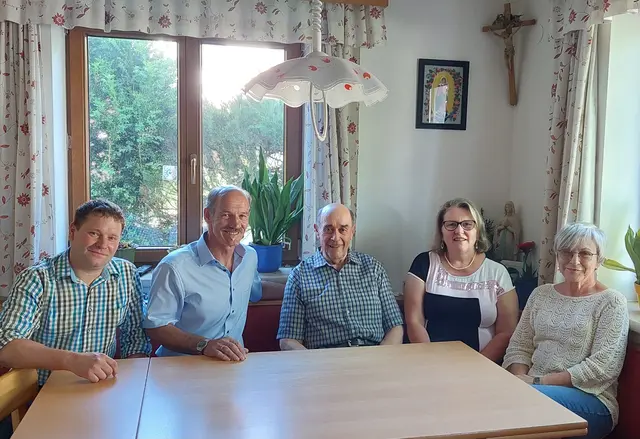 GR Richard Spiegl, Bgm. Ewald Fröschl, Jubilar Johann Holzmann, Obfrau NÖ Senioren Brigitta Wagner, Elfriede Wagner. | Foto: Marktgemeinde Schönbach