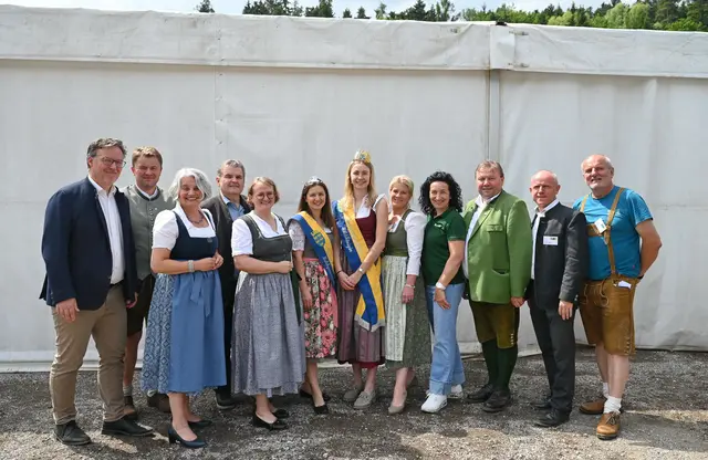 (v.l.n.r.) Abteilungsleiter Helmuth Sturm, MGN-Obmann Martin Steiner, Bürgermeisterin Michaela Walla, LK-Abteilungsleiter Andreas Moser, Bezirkshauptfrau-Stv. Monika Rauhs, Milchprinzessin Nadja Hörbiger, Milchkönigin Kathrin Hobl, Nationalratsabgeordnete Irene Neumann-Hartberger, Landeskammerrätin Waltraud Ungersböck, MGN-Geschäftsführer Leopold Gruber-Doberer, Direktor Franz Aichinger und Abteilungsvorstand Hans Rigler | Foto: Jürgen Mück