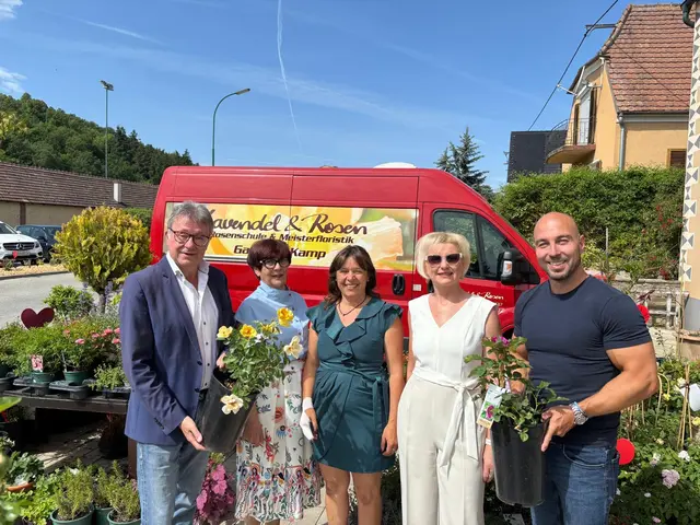 Bürgermeister Martin Falk zeigte sich erfreut über die Initiative und unterstrich die Bereicherung, die das Rosarium für die Marktgemeinde Gars am Kamp darstellt. | Foto: Manuela Danzinger
