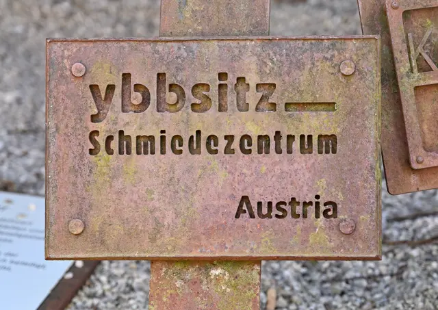 "Ortstafel" (Design: Joseph Hofmarcher) im A4-Format des Gründungsmitglieds Ybbsitz an der Stahlplastik von Thomas Hochstädt im Dr.-Meyer-Park. | Foto: Hans-Peter Kriener