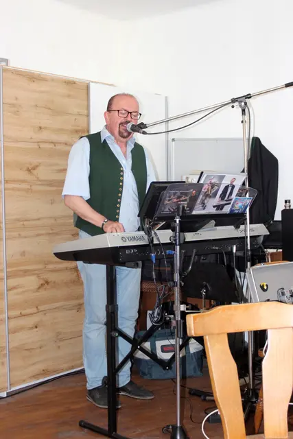 Leo Teufl eröffnet musikalisch den Tanz. | Foto: J. &amp; M. Rathkolb