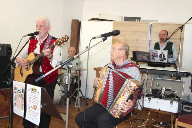Gemeinsames Musizieren hier mit (links) Jodlervagabund Fredi Leitner (Enns - Gitarre). | Foto: J. &amp; M. Rathkolb