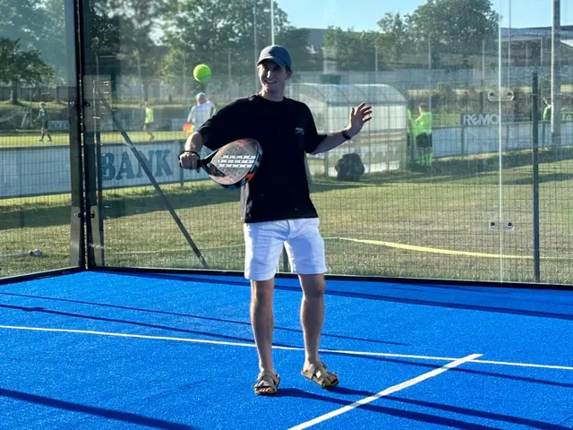 Jonas Schaupp beim Padel-Tennis im Einsatz. | Foto: Markus Kahrer