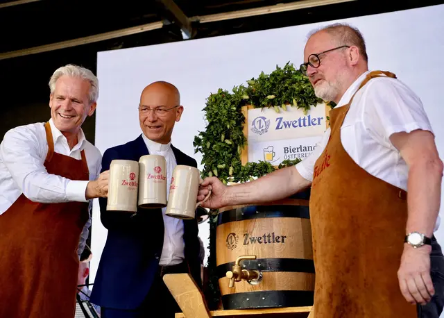 Beim traditionellen Bieranstich: Karl Schwarz, Toni Farber und Georg Lehner (v.l.). | Foto: Nora Haimberger