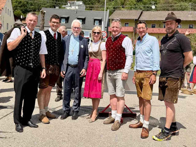 Martin Gruber und Sandra Lassnig mit weiteren Gästen in Weitensfeld | Foto: ÖVP Club