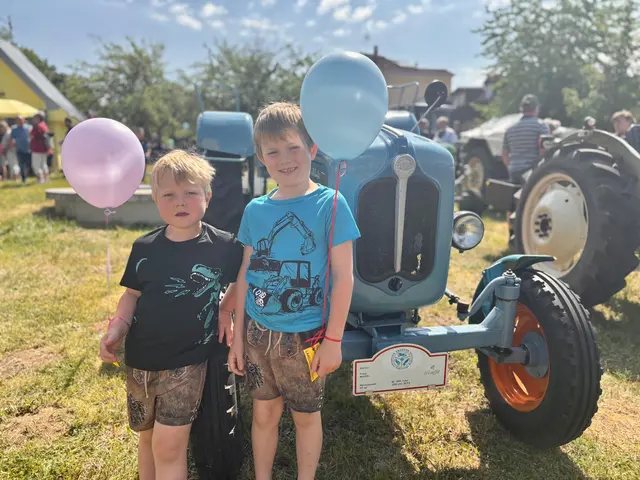 Matthias und Maximilian ließen eine Luftballonpost auf Reisen gehen beim Traktortreffen. | Foto: Markus Kahrer
