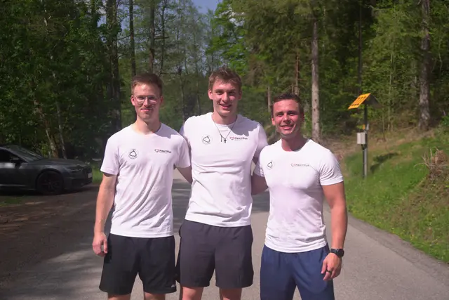 Niko Rudolf, Lukas Schauer und Xaver Mitter (v. l.) wollen 150 Kilometer für den guten Zweck laufen. | Foto: Heart Run