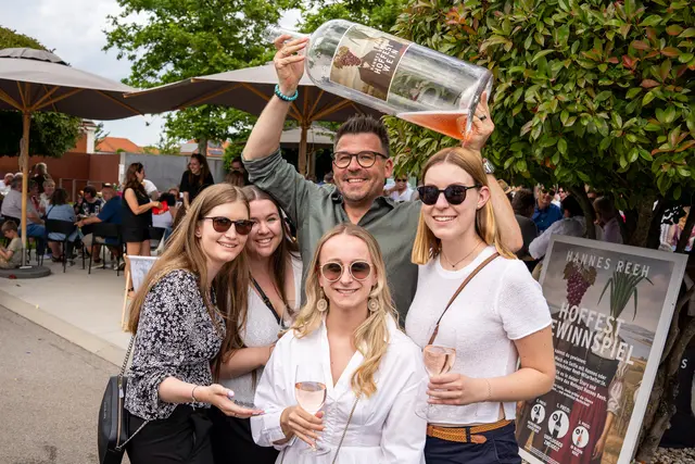 Das Glück liegt in den großen Flaschen.  | Foto: Weingut Hannes Reeh