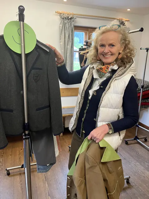 Die Besucherinnen und Besucher wagten sich in die faszinierende Welt der Secondhand-Schätze und entdeckten einzigartige Kleidungsstücke. Von hochwertiger Designermode bis hin zu handgestrickten Unikaten war alles dabei und wurde mit Begeisterung entdeckt.