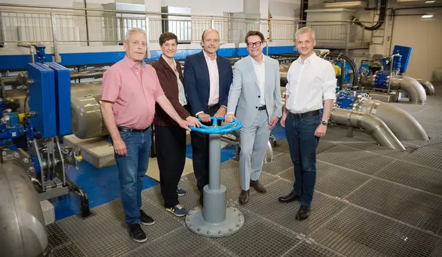 v.l.n.r.: Gemeinderat Thomas Mader (SPÖ), Gemeinderätin Susanne Haase (SPÖ), Neos-Energiesprecher Stefan Gara, Klimastadtrat Jürgen Czernohorszky (SPÖ) und Wiener Wasser Chef Paul Hellmeier bei der symbolischen Inbetriebnahme des Trinkwasserkraftwerks. | Foto: Wiener Wasser/Zinner