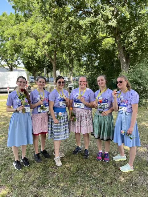 Sechs Tänzerinnen wechselten ihre Trachtenschuhe mit Laufschuhe und starteten beim Internationalen Frauenlauf im Wiener Prater. | Foto: GTEV D'Ischler