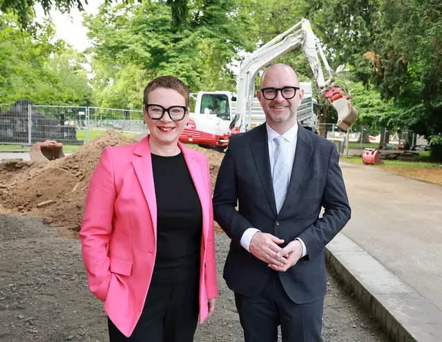 Bürgermeister Dietmar Prammer (SPÖ) und Stadträtin Eva Schobesberger (Grüne) im Volksgarten. | Foto: Stadt Linz
