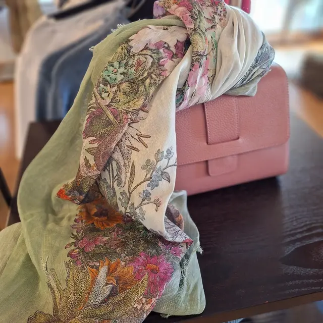 Schuhe in gängigen Farben, Ponchos in großer Vielfalt oder Strickwesten für kältere Tage sind im Sortiment. | Foto: Rollett