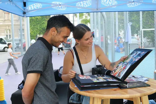 Die Besucherinnen und Besucher blätterten im „Mobilen Wohnzimmer“ durch das Fotoalbum.
 | Foto: Verein Wiener Jugendzentren