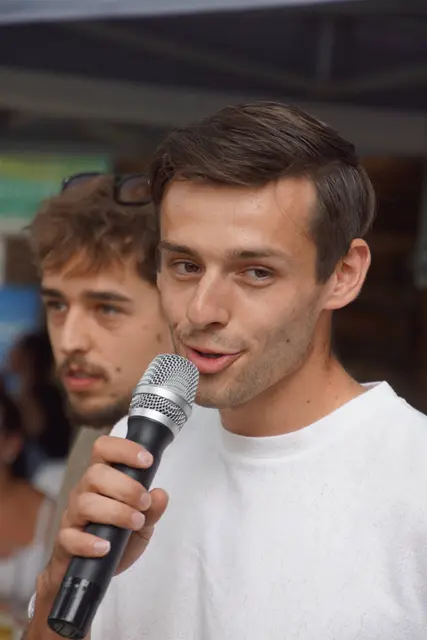 „Unser Team freut sich, das wir nun das neue ‚Beach-Flair‘- Konzept nun endlich umsetzen können", so Jonas Oberaigner bei der Eröffnung.  | Foto: Helmut Eder