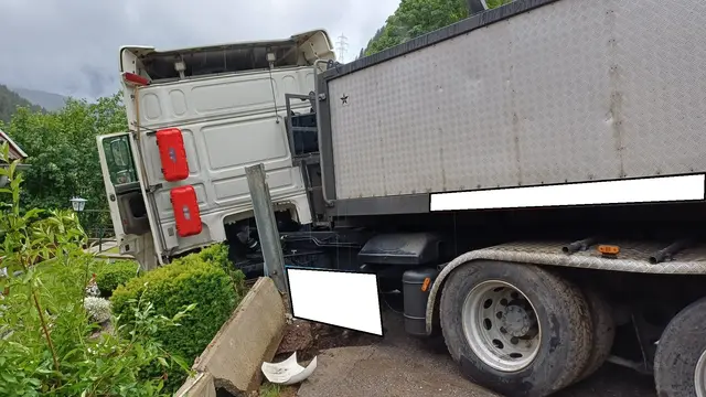 Lkw durchschlägt Lärmschutzwand - Wagen kam vor Haus zum Stehen