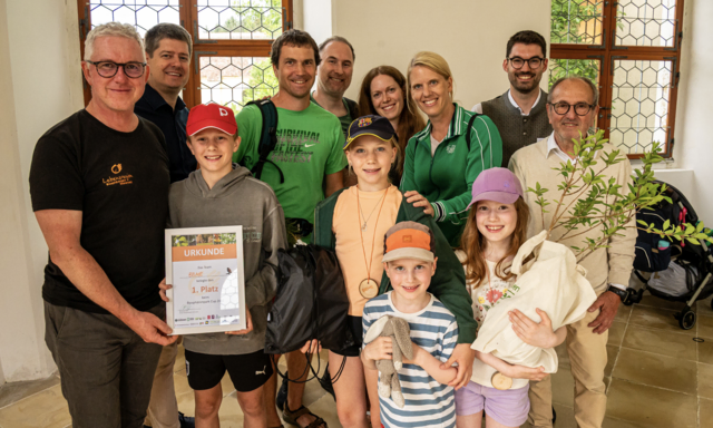 Das Team „BBME“ aus Wien-Floridsdorf holte sich mit 890 von 1.000 möglichen Punkten den Gesamtsieg beim Biosphärenpark-Cup 2026 in der Kartause Mauerbach. Biosphärenpark-Direktor Andreas Weiß (links außen), Vizebürgermeister von Mauerbach Georg Kabas (2.v.li.), Peter Hunger vom Bundesdenkmalamt und Helge Ebner Biosphärenpark-Botschafter von Mauerbach (beide rechts außen) gratulierten dem Siegerteam. | Foto: G. Waiss