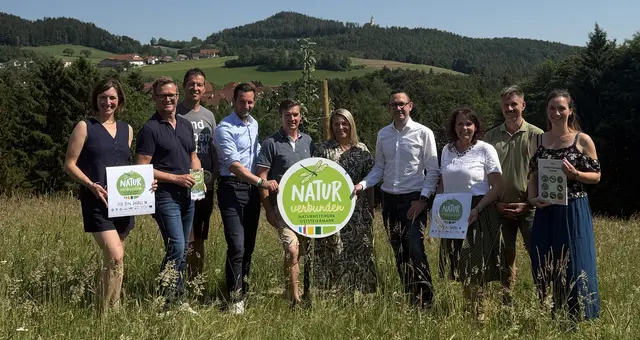 Sabrina Wagner, Gerald Klein, Bgm. Pöllauberg, Roland Sumper, Lukas Schnitzer, Familie Kratzer, Manuel Pfeifer, Margit Schlagbauer, Mark Ressel, Ökoteam und Elisabeth Huber vom Ökoteam (v. l.) | Foto: NaturNetzwerk Oststeiermark