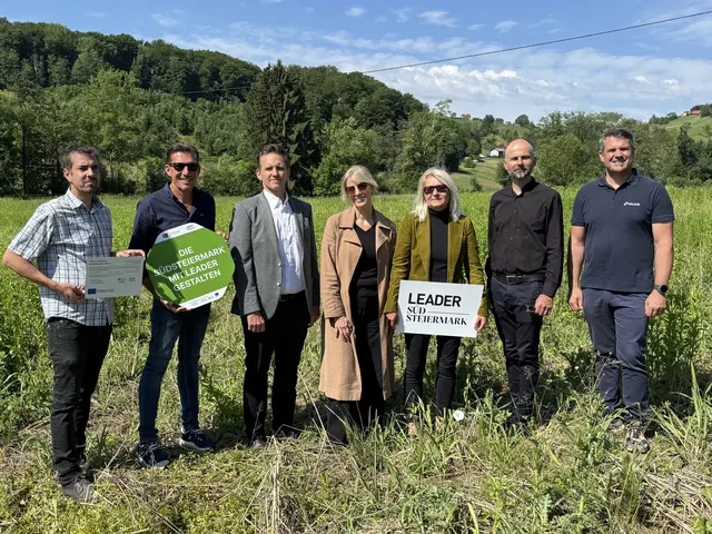 Bernhard Schrettle, ASIST, Peter Stradner, Bürgermeister der Gemeinde Wagna, Marko Mele, wissenschaftlicher Leiter des Universalmuseums Joanneum, Milica Tomić, künstlerische Leitung und Konzept, Gabriele Mackert, Leiterin des Instituts für Kunst im öffentlichen Raum, Andreas Boden, studio boden, Andreas Paar, HOLCIM (Österreich) GmbH (v.l.) bei der Präsentation des Projekts "Aflenz Memorial".