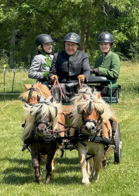 Klaus Fischl mit Viergespann in Poppendorf - so sehen Sieger aus. | Foto: Team Fischl