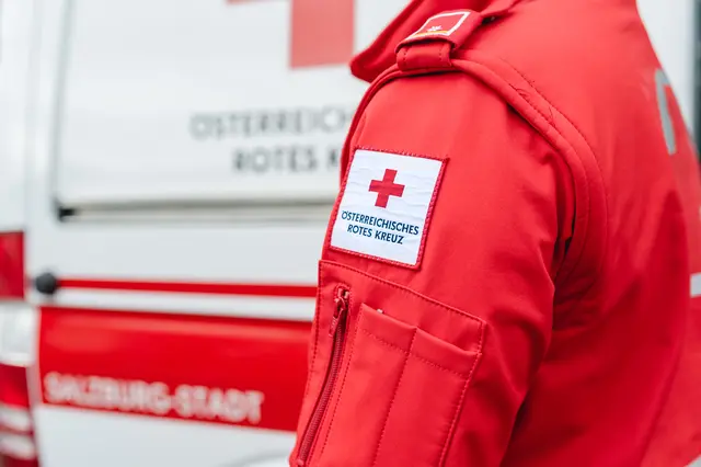 Ein 22-Jähriger erlitt lebensgefährliche Verletzungen: Er soll auf einen abgestellten Zug geklettert und in den Stromkreis geraten sein.  | Foto: Symbolfoto: Rotes Kreuz Salzburg/Stoltenberg