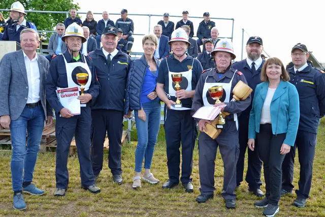 Bronze mit Alterspunkten: Gottfried Waldhäusl, Peter Zwinz (Großgerharts 3), Abschnittsfeuerwehrkommandant Christian Panagl, Martina Diesner-Wais, Herbert Hauer (Matzles 2), Franz Polt (Nonndorf 2), Bezirksfeuerwehrkommandant Michael Litschauer, Bürgermeisterin Anette Töpfl und Abschnittsfeuerwehrkommandant-Stellvertreter Georg Diesner | Foto: BFK Waidhofen/St. Mayer