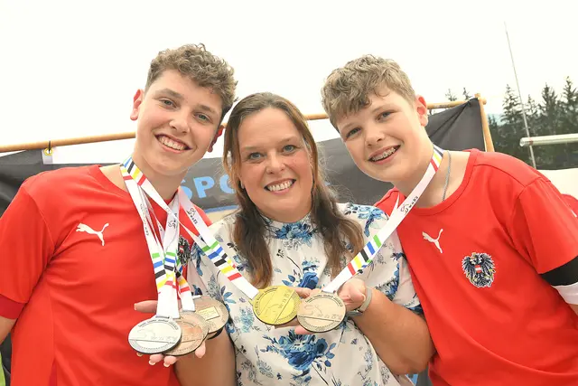 Die stolze Mutter Michaela Waldhauser mit ihren Jungs, Rafael und David | Foto: Kärntner Sportkeglerverband / Josef Bodner