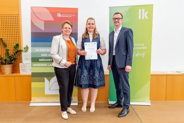 LK NÖ-Vizepräsidentin Andrea Wagner, Annika Strohmayer und LFA NÖ-Leiter Anton Hölzl (nicht am Bild: Absolvent Kevin Scheichenberger) | Foto: LK NÖ/Pomassl