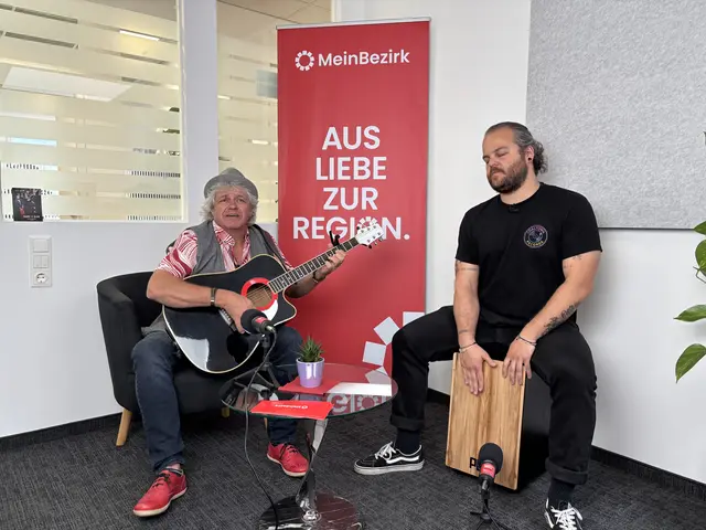 Für den musikalischen Ausklang der letzten Ausgabe vor der Sommerpause sorgten Basti und Hias (l.) von „Palettenkonzert by MatWeix“. | Foto: MeinBezirk/Geineder