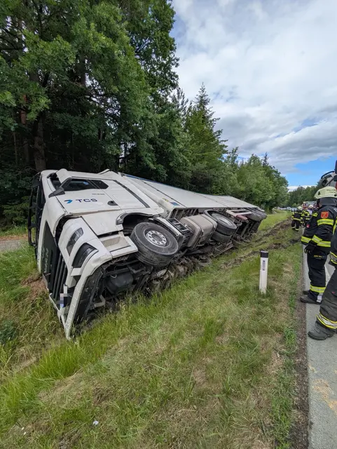 Ein Lkw kippte um und landete seitlich im Graben. | Foto: Stadtfeuerwehr Oberwart