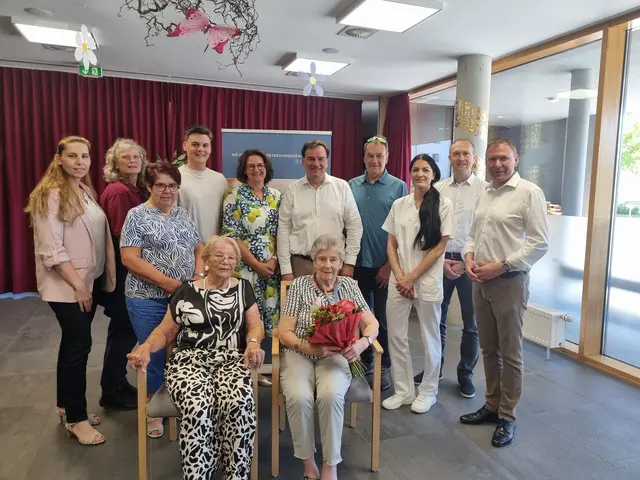 Die Jubilarin Valerie Dammelhart freute sich sehr über die Feier und die Gratulationen – vorne 
sitzend vlnr.: Mitbewohnerin Martha Hofbauer und Valerie Dammelhart – hinten stehend vlnr.: 
Interim. Pflegedirektorin Astrid Günes; Managerin Ehrenamt und Alltagsbegleitung Sabine 
Ernst-Frischauf; Enkel Kilian Dammelhart; Schwiegertochter Mag.a Cornelia Dammelhart;
Sohn Dr. Thomas Dammelhart; Sohn Helmut Dammelhart; Kaufmännischer Direktor Horst 
Winkler, MBA und Bürgermeister Stefan Lang | Foto: PBZ Retz
