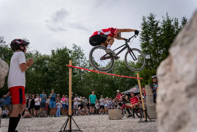 Das Publikum fieberte mit beim Hochsprung-Wettbewerb. | Foto: Lukas Kuhn