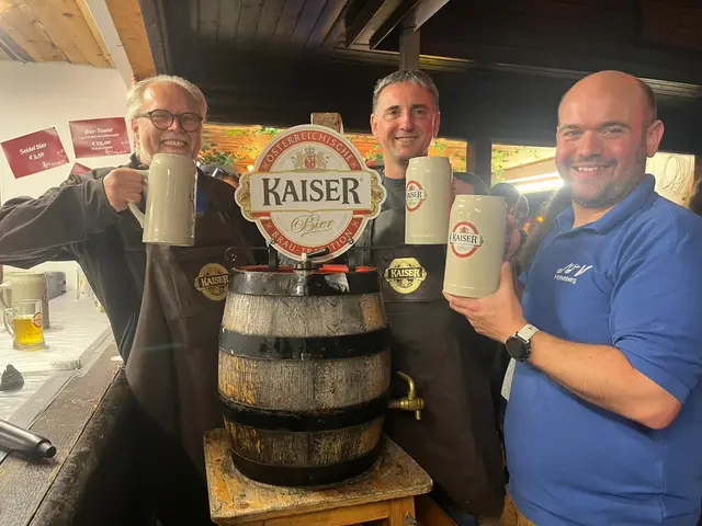 Heinz Spreitzhofer, Ferdinand Lerchbaumer, Harald Platzer eröffneten das Fest mit dem Bieranstich. | Foto: MV Hohenberg