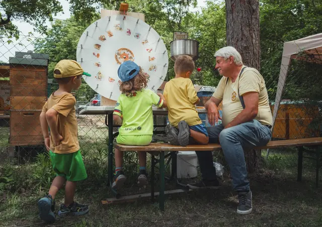 Es wurde gegrillt und für die Kleinen gab es ein Glücksrad.  | Foto: Matthias Zwierzina