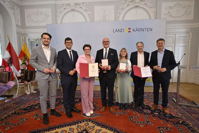 Luca Burgstaller, LHStv. Martin Gruber, LR.in Beate Prettner, Bgm. a.D. Klaus Glanznig, Bgm.in a.D. Sonya Feinig, Bgm. a.D. Ferdinand Vouk, LH Daniel Fellner | Foto: LPD Kärnten/Bauer