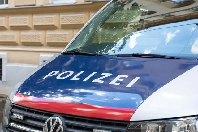 Die Polizei sucht mögliche Zeuginnen und Zeugen nach einem Motorradunfall auf der L 204 bei Fehring.