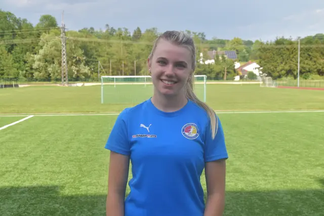 Valentina Konrad spielt Fußball und zeigt auch abseits des Sports ihre Qualitäten - wie etwa rhetorisch oder beim Backen. | Foto: MeinBezirk/Michael Strini