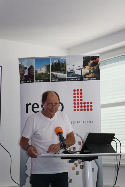 Stefan Nothdurfter (Obmann der Waalgenossenschaft Neuer Bach) präsentierte das Projekt "Waale - historische Bewässerung in der Terra Raetica." | Foto: Elisabeth Zangerl