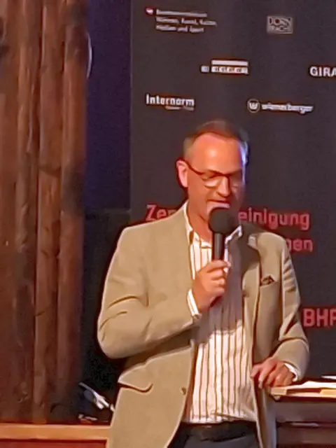 Haslachs Bürgermeister Dominik Reisinger betont die Bedeutung des Architekturfrühlings über die Region hinaus mit Platz für Diskussionen, Austausch und zum Entstehen neuer Projekte.  | Foto: Helmut Eder