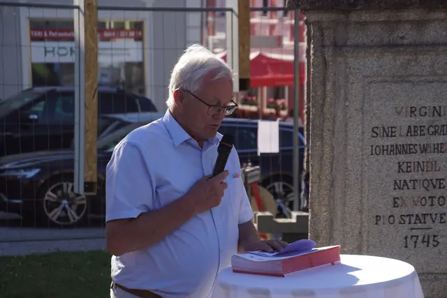 Architekt Josef Schütz bei der Eröffnung derEröffnung der Wanderausstellung der Zentralvereinigung der Architekten „BHP-unterwegs“  am Marktplatz zeigt Siegerprojekte des Bauherr:innenpreises vom Vorjahr | Foto: Helmut Eder