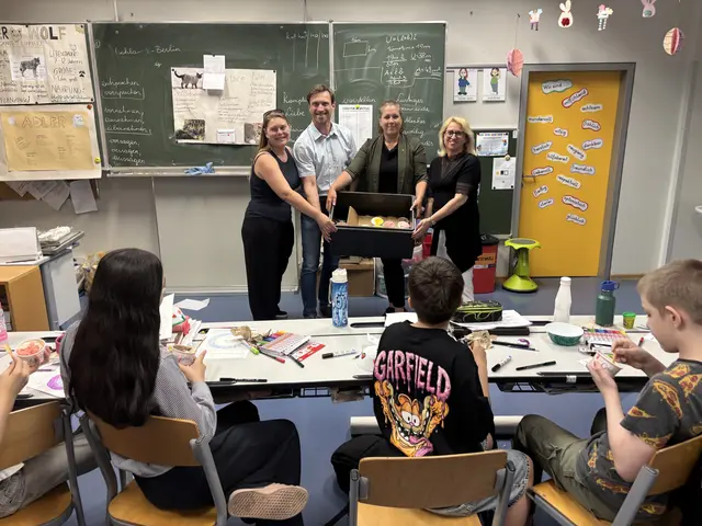 Eisparty für Schulkinder zum Bauende am Maria-Restituta-Platz