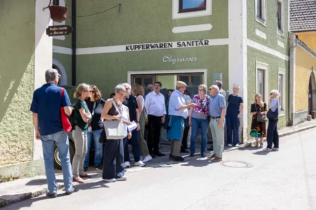 Ortsrundgang durch Aschach: Station beim „Kupferschmiedhaus“. | Foto: Jürgen Brochmann