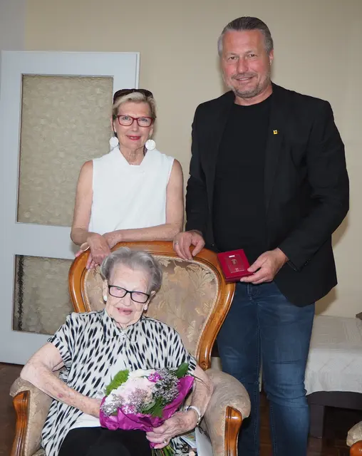 Bürgermeister Peter Molnar (SPÖ) überbrachte der Jubilarin die Glückwünsche der Stadt Krems. Weiters gratulierte Tochter Gerda Pieringer. | Foto: Stadt Krems