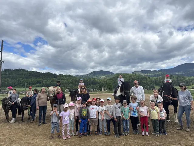 Alle Kinder hatten die Möglichkeit, die Pferde zu streicheln, zu füttern und auch darauf zu reiten. | Foto: Bimbulli GmbH