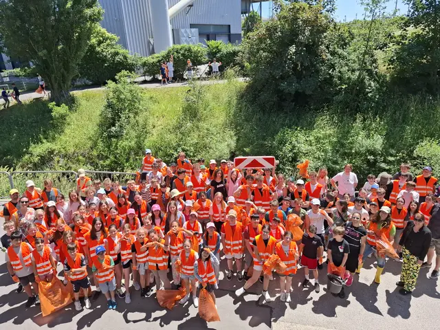 Die Mödlinger Schüler beim Müllsammeln am Mödlingbach. | Foto: EV Bachgasse Mödling