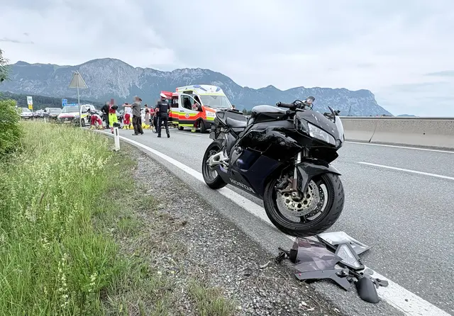 Das Motorrad prallte gegen eine Leitwand, der Fahrer blieb verletzt auf der Fahrbahn liegen. | Foto: ZOOM.TIROL