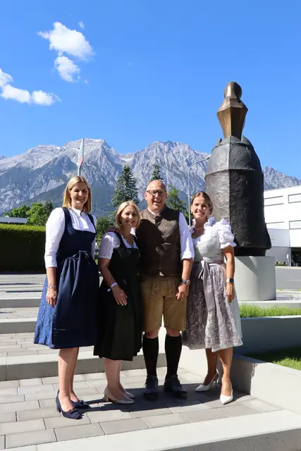 Vor dem neuen Pöhacker-Kunstwerk: Bgm. Daniela Kampfl mit den Vorständen Veronika Brand, Bankdirektor Peter Grassl und Karin Kößler.  | Foto: Kendlbacher
