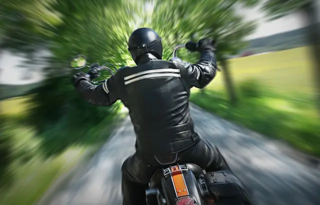 Bei zwei Motorradunfällen in Tirol wurden am Montag ein 56-jähriger Deutscher in Matrei in Osttirol sowie ein 27-jähriger Deutscher auf der Hahntennjochstraße bei Imst verletzt. Beide wurden nach der Erstversorgung ins Krankenhaus gebracht | Foto: smarterpix (Symbolbild)