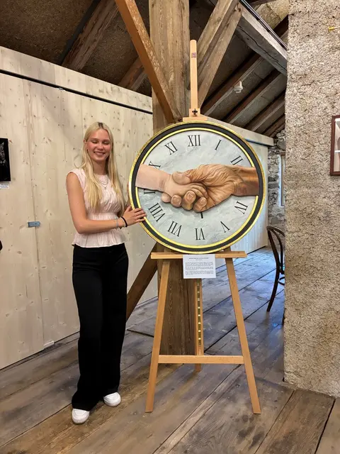 Der „Zeit zwischen Anfang und Ende“ widmete sich Melanie Gostner (17) aus Hall in ihrer Arbeit.  | Foto: Paul Strolz