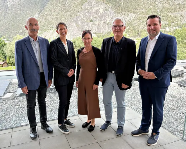 Bernhard Guggenbichler, Margarethe Achenrainer, Susanne Krestan, BH Siegmund Geiger und Bgm. Benedikt Lentsch. | Foto: BiZ/Landesinstitut für Integrierte Versorgung Tirol